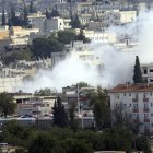 Una columna de humo se eleva sobre Kobani fruto de los combates entre los kurdos y el EI.