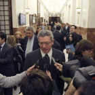 El ministro de Justicia, Alberto Ruiz-Gallardón, en los pasillos del Congreso de los Diputados.