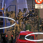 Agentes del cuerpo de élite de la policía belga durante los registros en Bruselas.