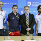 Cadenas ayer junto al alcalde de San Sebastián de los Reyes y los jugadores Juanín y Rocas.