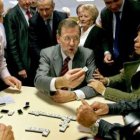 Rajoy y Alicia Sánchez-Camacho juegan al dominó.