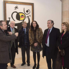 La presidenta Josefa García Cirac y miembros de la Mesa de las Cortes visitan la exposición de Miró en la catedral de Burgos.