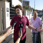 El joven herido en el último atentado de Londres, Alejandro Martínez Saura (i), junto a su abuelo José Luis Saura (d), en la puerta de su casa en la pedanía murciana del Esparragal, hoy despúes de viajar desde Londres en coche con sus padres y su novia, y