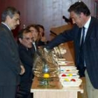 El presidente de la Deportiva extrae una de las bolas durante el sorteo celebrado ayer en Las Rozas