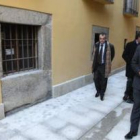 El alcalde de Ponferrada, pasea en primer término por la recién remodelada calle Pelayo, la que da a