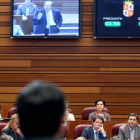 Herrera, en su primer turno, se dirige a López.  Al fondo, el cronómetro del líder del PSOE ‘congelado’ por un lapsus de García Cirac.
