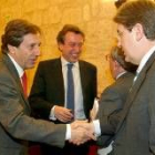 Ángel Villalba saluda a Fernández Santiago, en presencia de De Santiago Juárez, portavoz del PP