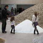 Público ante la obra de Lara Almarcegui que simula lo que quedaría de una sala del Musac convertida en ruinas.