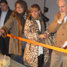 Marcos Martínez Barazón, la alcadesa de Mansilla, Isabel Carrasco y Jesús Celis, durante una visita
