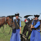 Varios jinetes vestidos con el traje típico de la región húngara de Hortobágy.