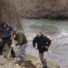 Entierro simbólico de una cesta y plantación de un árbol de ribera en el Curueño.