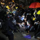 Choques entre policías y manifestantes, este sábado en Hong Kong.