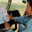 Un piloto vietnamita sobrevuela una zona selvática de U Minh, en la provincia de Ca Mau, en busca del avión de Malaysia Airlines, este jueves.
