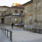 La nueva rampa de acceso a la plaza de San Marcelo, a la espera de que los operarios la limpien y re
