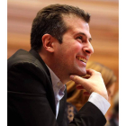 El portavoz socialista, Luis Tudanca, en un momento del Pleno de ayer. A la derecha, el presidente de la Junta, Herrera. MÍRIAM CHACÓN