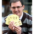 César Benito, creador de la baraja, posa con las cartas.
