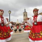 El grupo de paloteo de San Esteban de Nogales danza en la plaza de la iglesia.