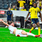 Aymeric Laporte corta el avance del jugador sueco Alexander Isak, autor del primer gol de la selección nórdica. CLAUDIO BRESCIANI