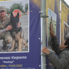 Una mujer acaricia la foto de su hijo muerto. SERGEY DOLZHENKO