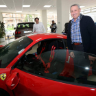 El presidente de Ferrari Asociación España, Maximiliano Rodríguez, ayer en Alauto junto a los dos vehículos