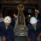 La morenica, con la mantilla que le regaló Fabero, frente a Santa Bárbara