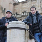 Julio y Alejandro Suárez, productor y director del documental 'El último rey de León'.