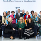 Gonzalo Gortázar, consejero delegado de CaixaBank, con las ganadoras de los Premios Mujer Empresaria 2022. CAIXABANK