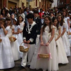 Los niños celebraron los Altares vestidos de comunión .