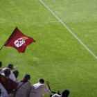 Norberto Cabezas, con su inseparable cámara, recoge imágenes de la afición leonesa antes de un partido de la Cultural.