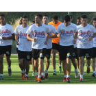 Una veintena de jugadores participaron ayer en la primera sesión preparatoria del Atlético Bembibre a las órdenes del técnico Fernando Ministro.