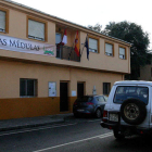 En la casa consistorial de Carucedo ya luce el cartel de celebración del 18 aniversario.
