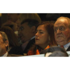 El rey con el presidente del Real Madrid, Florentino Pérez, en el palco del Bernabéu el viernes, durante la Copa del Rey.