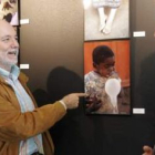 Xurxo Lobato enseña una de las fotografías al alcalde y a la concejala de Cultura de Cacabelos