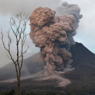 La pluma de ceniza emitida por el volcán Sinabung, en el norte de la isla de Sumatra.