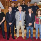 Foto de familia de los nuevos cabos junto a las autoridades municipales.