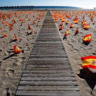 La playa de La Patacona del municipio valenciano de Alboraya amaneció el 4 de octubre con 53.000 banderas, en homenaje a los fallecidos. MANUEL BRUQUE