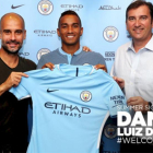 Danilo, con su nueva camiseta, flanqueado por Pep Guardiola y Ferran Soriano, entrenador y director ejecutivo del Manchester City, respectivamente.