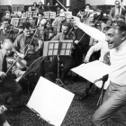 Leonard Bernstein dirige a la London Symphony Orchestra en la  capital británica.