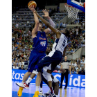 El pívot de la selección española, Pau Gasol, lanza a canasta ante la defensa de Durant.