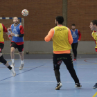 El Ademar, en un entrenamiento de esta semana preparando el partido frente al Barcelona. FERNANDO OTERO