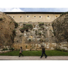 La muralla parece un ‘jardin vertical’ poblado de maleza; en Ramón y Cajal la muralla está prácticamente negra