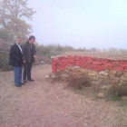 Courel y Vidal, ayer ante la pintada en la muralla del castro.
