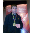El joven ponferradino con su medalla de oro al cuello.