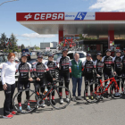 Cuerpo técnico y ciclistas del Eneicat delante de la gasolinera de Pecafer. JESÚS F. SALVADORES
