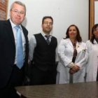 El gerente del Hospital del Bierzo, Alfonso Rodríguez Hevia, ayer con los tres profesionales premiad