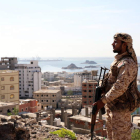 Un miliciano separatista del sur de Yemen controla un barrio en Aden. NAJEEB ALMAHBOOBI