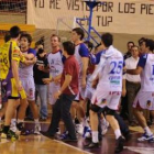 El enfrentamiento entre Stranovsky y Gurbindo al final del partido propició una tangana entre ambos.
