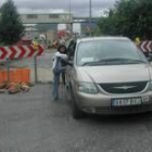 Un taxi recoge a vecinos de un lado de las vías para llevarlos al otro