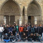 Alumnos del colegio de La Asunción, en el transcurso de su visita a las vidrieras.