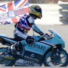 Danny Kent pasea la bandera británica por el circuito de Cheste tras convertirse en campeón de Moto3.
